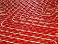 Impianto a pannelli radianti con tubi in plastica e materiale isolante di colore rosso